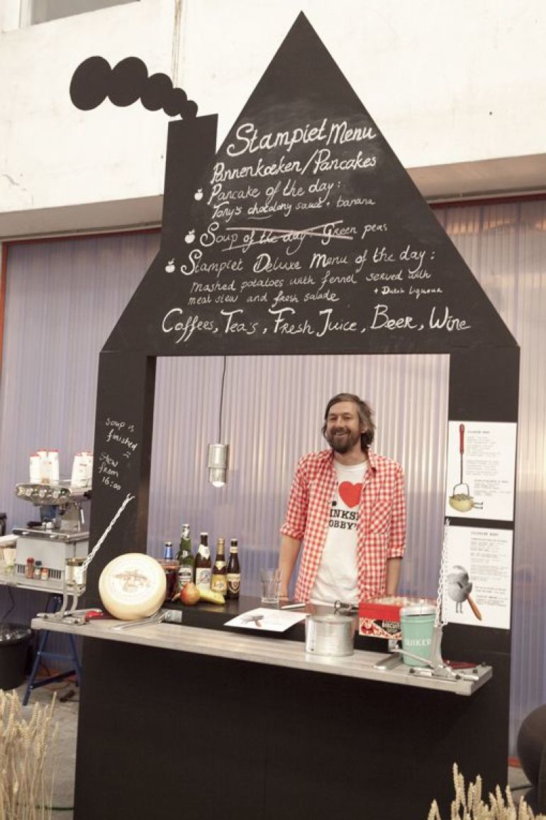 A simple foldable plywood cutout painted with blackboard paint can become the perfect pop up shop