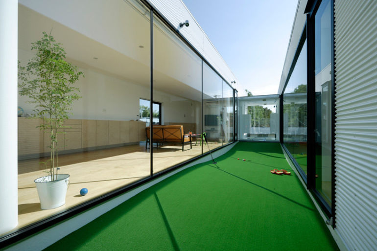Mini golf courtyard