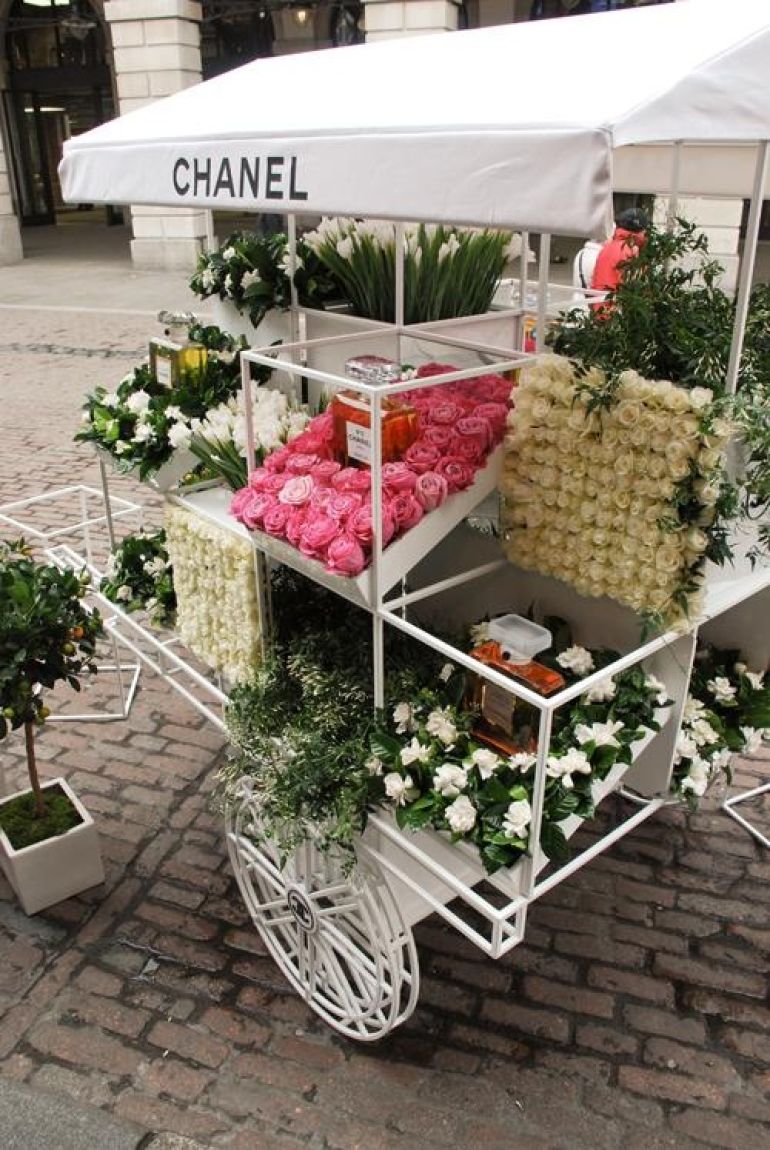 Chanel's pop up shop in a movable cart demonstrates the power of simple ideas