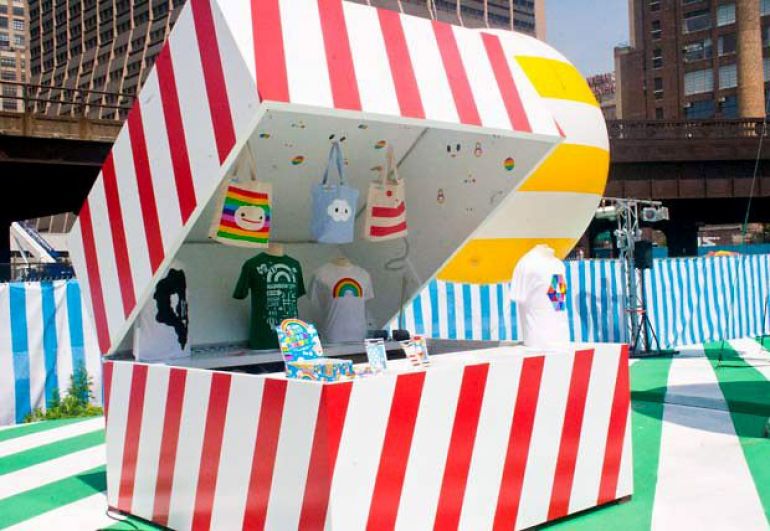 This colorful shop literally pops up to create sheltered kiosk